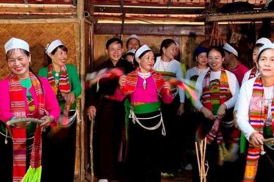 Diễu hành trình diễn văn hóa dân tộc Mường xung quanh hồ Gươm