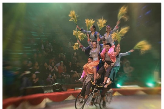 Tác phẩm "Xe đạp tập thể" đoạt giải Nhất cuộc thi Ảnh nghệ thuật xiếc 2025