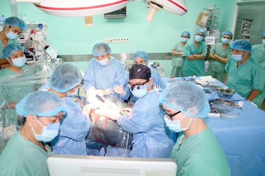 Bệnh viện Trung ương Huế làm chủ kỹ thuật ghép gan, cứu sống bệnh nhi 2 tuổi bị teo đường mật bẩm sinh