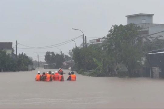 Thủ tướng yêu cầu tập trung ứng phó mưa lũ đặc biệt lớn tại Trung Bộ