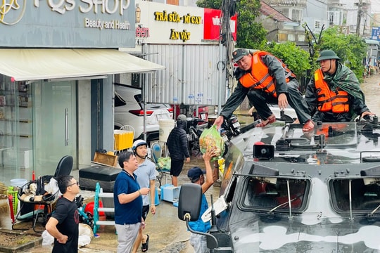 Hà Nội: Cán bộ ủng hộ đồng bào bị thiệt hại do mưa lũ ít nhất một ngày lương