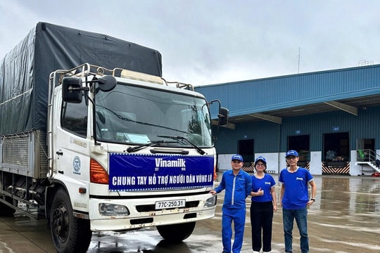 Hàng trăm ngàn sản phẩm của Vinamilk đến với bà con vùng lũ Khánh Hòa, Gia Lai, Đắk Lắk