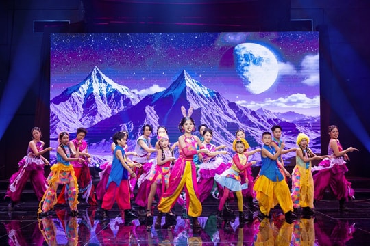 Ca sĩ nhí Kim Cương mang lễ hội 'Oẳn Tù Tì' vào MV đầy màu sắc