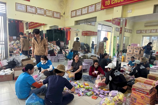 Người dân Thủ đô tiếp tục quyên góp, đóng gói hàng hóa gửi vào miền Trung