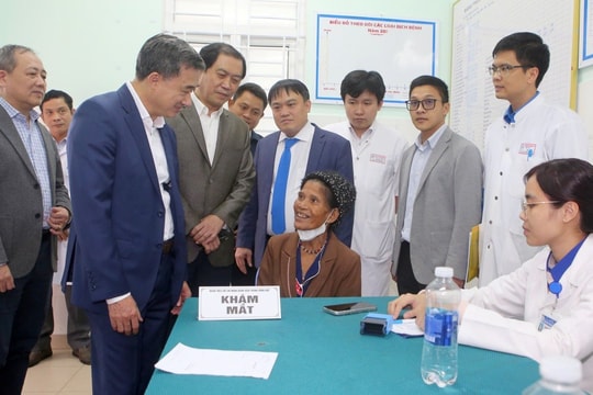 Khám, tư vấn sức khỏe và cấp thuốc miễn phí cho 1.000 người dân sau mưa lũ