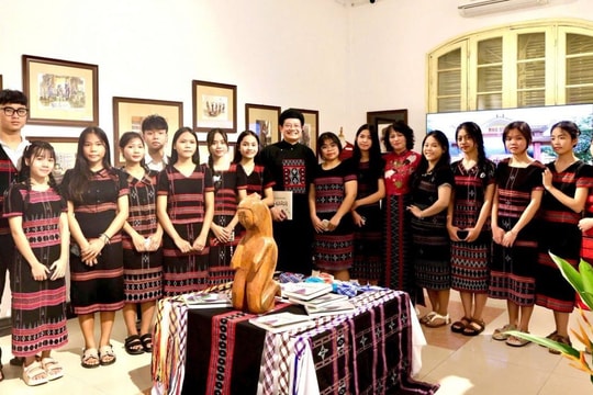 Triển lãm “Bản sắc văn hóa truyền thống A Lưới”