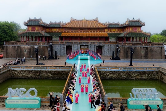 Gần 80 người đẹp Miss Cosmo 2025 trình diễn thời trang “Hello Cosmo From Vietnam” tại Ngọ môn Huế