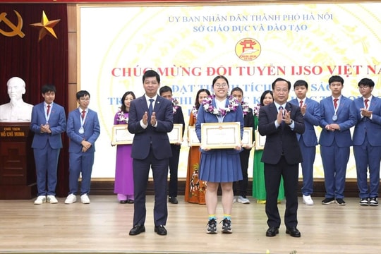 Hà Nội chúc mừng đội tuyển học sinh dự thi Olympic Khoa học trẻ quốc tế