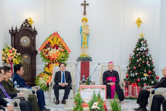 Phó Thủ tướng Hồ Quốc Dũng chúc mừng Giáng sinh Tổng Giám mục Tổng giáo phận Huế