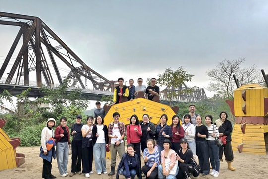 Giáo viên Trường THCS Chương Dương trải nghiệm tuyến sinh thái ven bờ sông Hồng