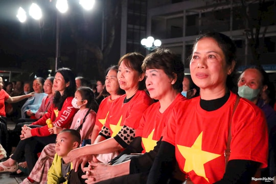 Người dân xúc động khi xem phim “Mưa đỏ” tại phường Phú Thượng