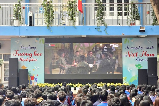 Học sinh Trường THCS Chương Dương xúc động khi xem phim “Mưa đỏ”