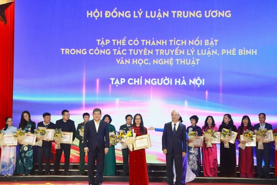 Tạp chí Người Hà Nội nhận tặng thưởng của Hội đồng Lý luận Trung ương