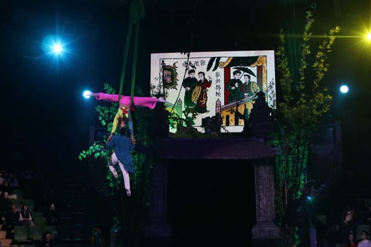 Xiếc đương đại đưa tranh Đông Hồ đến gần hơn với khán giả