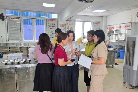 Phường Giảng Võ tăng cường quản lý, đảm bảo an toàn thực phẩm tại bếp ăn tập thể trường học, cơ quan