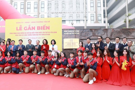 Phường Yên Sở gắn biển công trình Trường THPT Đỗ Mười chào mừng Đại hội đại biểu toàn quốc lần thứ XIV