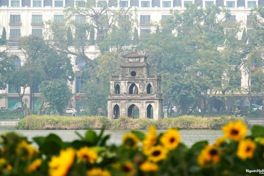 Hồ Gươm rực rỡ sắc hoa mừng Đảng, mừng Xuân