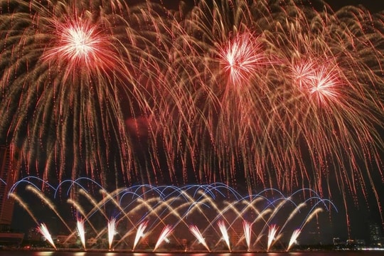 Trình diễn pháo hoa nghệ thuật quy mô lớn tại Hà Nội