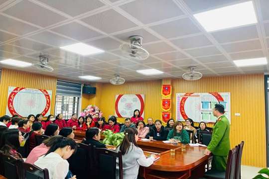 Tuyên truyền kỹ năng, nghiệp vụ đảm bảo an toàn PCCC&CNCH cho giáo viên, cán bộ, công nhân viên trường Mầm non Nhân Chính