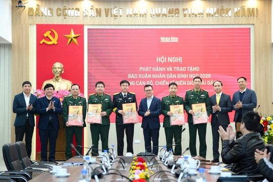 Trao 40.000 số Báo Xuân Nhân Dân Bính Ngọ tặng cán bộ, chiến sĩ biên giới, hải đảo