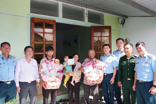 Khen thưởng nam sinh lớp 11 hỗ trợ phi công trong vụ máy bay rơi ở Đắk Lắk