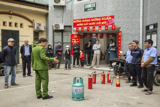 Tăng cường tuyên truyền, tập huấn kỹ năng PCCC&CNCH cho cư dân chung cư B, C1, C2 phố Lê Trọng Tấn