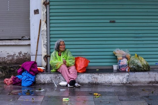 Hà Nội tập trung hỗ trợ người xin ăn, người lang thang ốm yếu