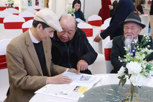 Tạp chí Người Hà Nội gặp mặt, tri ân các văn nghệ sĩ, cộng tác viên tiêu biểu nhân dịp năm mới