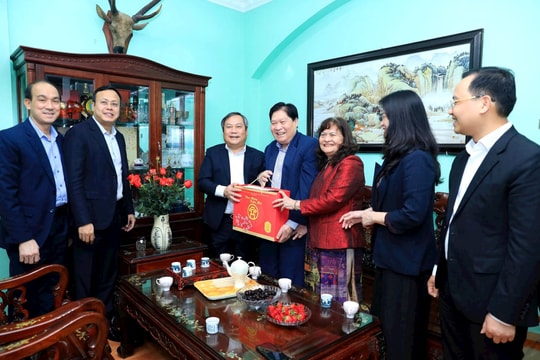 Chủ tịch UBND TP Hà Nội Vũ Đại Thắng thăm, tặng quà người có công tiêu biểu tại phường Ba Đình