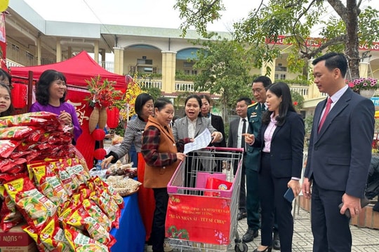 Phường Phú Lương: Ấm áp phiên chợ “0 đồng”, ngày hội Xuân nhân ái – Tết sẻ chia