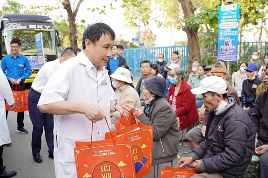 Gần 400 bệnh nhân Bệnh viện Trung ương Huế lên “Chuyến xe yêu thương” về quê đón Tết