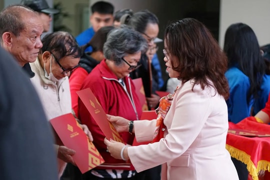 Phường Cửa Nam trao hơn 720 phần quà cho gia đình chính sách, hoàn cảnh khó khăn