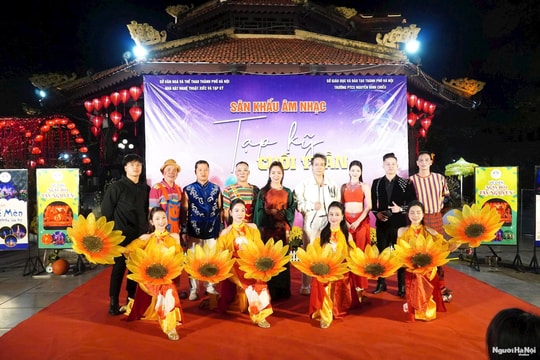 Sắc xuân rộn ràng trong không gian nghệ thuật mở tại Nhà Bát Giác