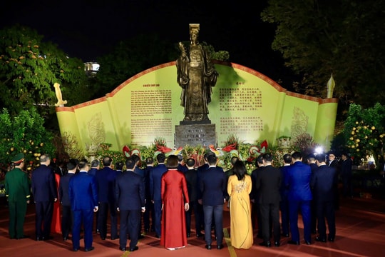 Tổng Bí thư Tô Lâm dâng hương tại Tượng đài Vua Lý Thái Tổ và chúc Tết nhân dân Thủ đô