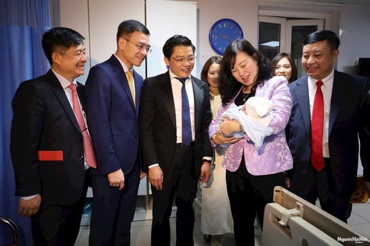 Bộ trưởng Bộ Y tế thăm, chúc Tết y bác sĩ trực Giao thừa, mừng công dân nhí chào đời