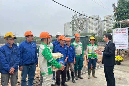 Lãnh đạo Liên đoàn Lao động Hà Nội thăm, động viên công nhân thi công xuyên Tết