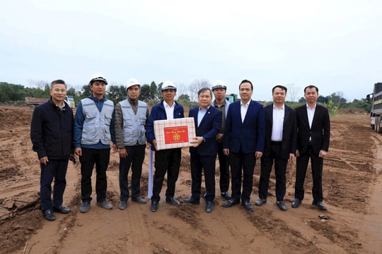 Đồng chí Vũ Đại Thắng kiểm tra, chúc Tết tại một số công trường thi công dự án chống úng ngập