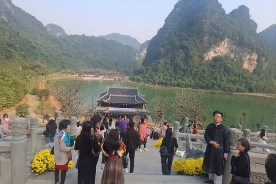 Du lịch Ninh Bình đầu xuân 2026: Thung Ui trở thành điểm đến mới thu hút du khách