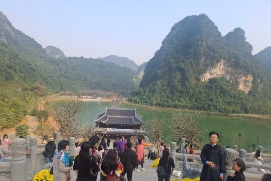 Du lịch Ninh Bình đầu xuân 2026: Thung Ui trở thành điểm đến mới thu hút du khách