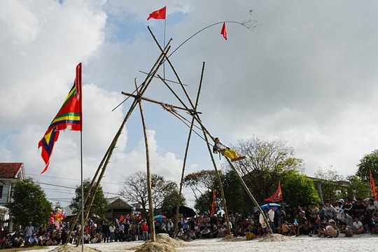 Đánh đu xuân truyền thống Gia Viên cầu may đầu năm mới