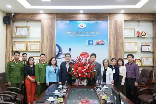 Phường Cửa Nam thăm và tặng hoa chúc mừng các đơn vị Y tế nhân kỷ niệm 71 năm Ngày Thầy thuốc Việt Nam