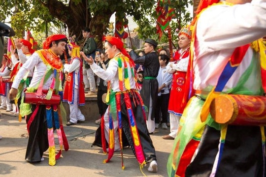 "Con đĩ đánh bồng": Điệu múa đặc sắc tại hội làng Triều Khúc