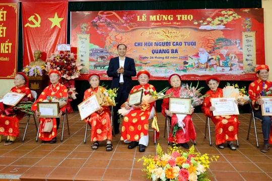 Lãnh đạo phường Tây Hồ trao quà chúc thọ, mừng thọ Người cao tuổi Xuân Bính Ngọ 2026