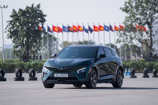 Mua VinFast VF 7 lúc này, hưởng trọn bộ ba ưu đãi: Lãi suất cố định, 0 đồng vốn đối ứng, sạc miễn phí 3 năm