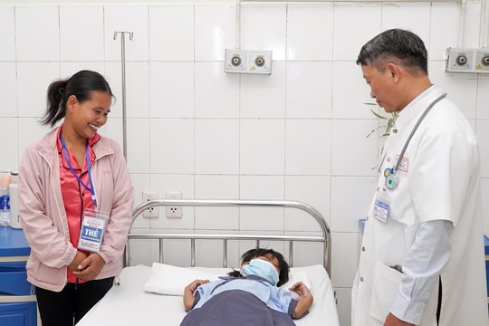 Cứu sống bé gái 7 tuổi bị rắn cạp nia cắn liệt tứ chi, nguy kịch