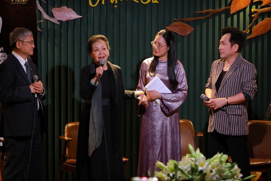 Ra mắt cuốn sách "Hát cùng nguồn cội - Chân dung Khánh Ly"