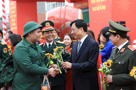 Bí thư Thành ủy Nguyễn Duy Ngọc dự lễ giao nhận quân tại điểm số 4 Ban Chỉ huy phòng thủ khu vực 3 - Hồng Hà