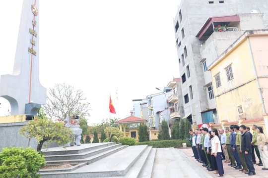 Xã Hồng Vân dâng hương tại các nghĩa trang liệt sĩ trước ngày bầu cử