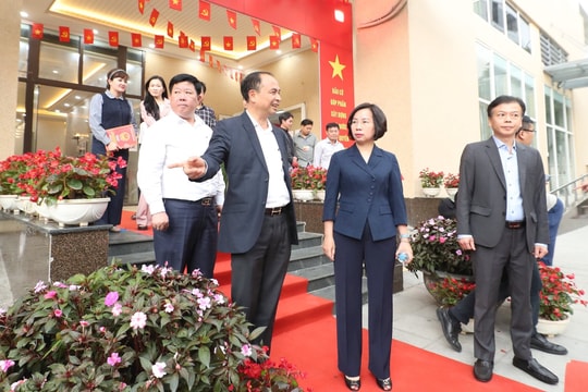 Chủ tịch Ủy ban MTTQ Việt Nam TP Hà Nội Bùi Huyền Mai kiểm tra công tác bầu cử