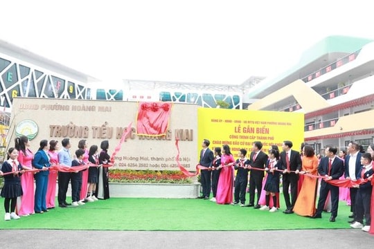 Gắn biển công trình Trường Tiểu học Hoàng Mai chào mừng bầu cử ĐBQH và HĐND các cấp